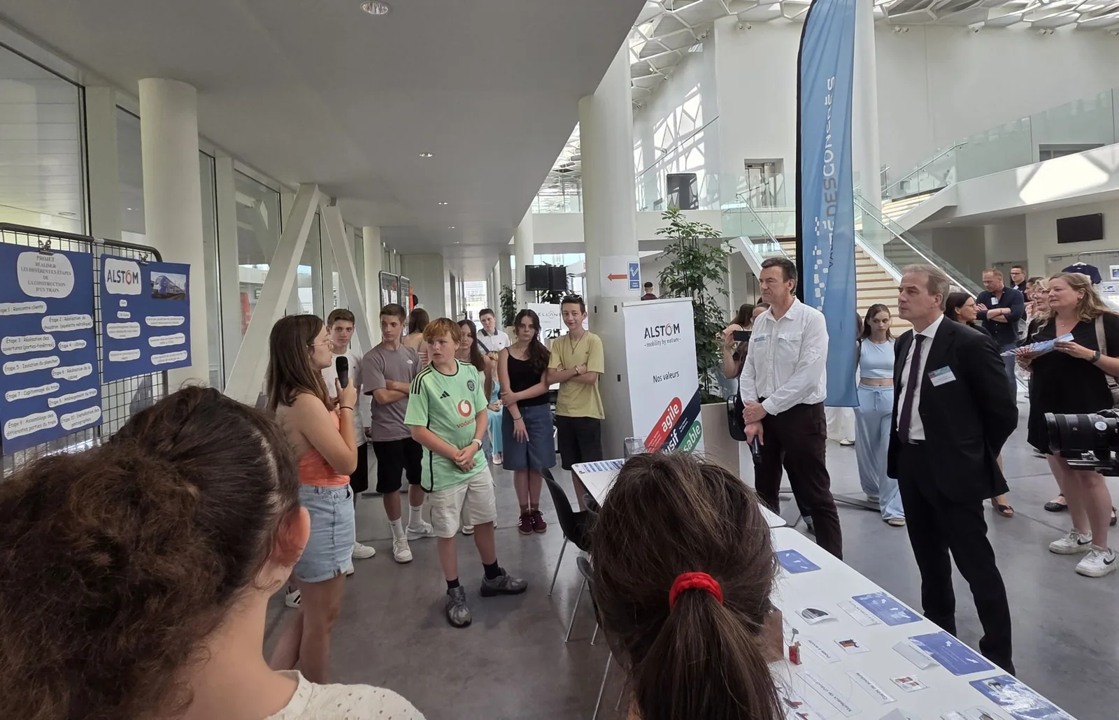 Pupils presenting their project at the Bravo de l’Industrie awards