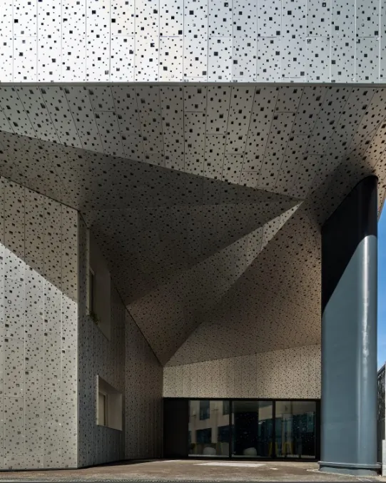 Bâtiment habillé d’une façade en tôle perforée à motif