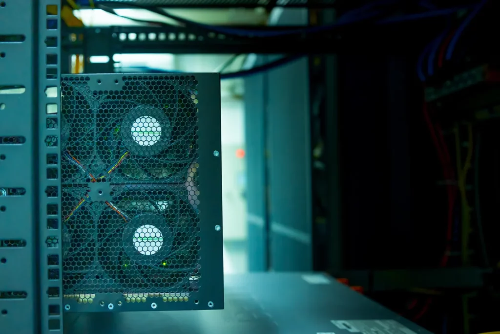 Ventilateurs d'un équipement électronique derrière une grille perforée