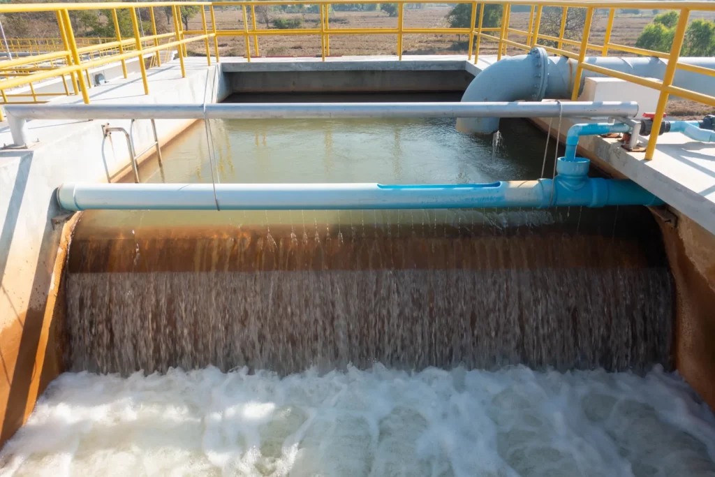 Déversoir d'eau dans une station d'épuration
