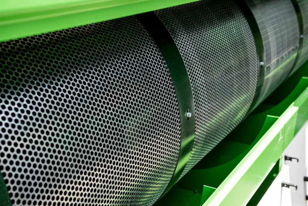Tambour rotatif en tôle perforée d'un équipement de process