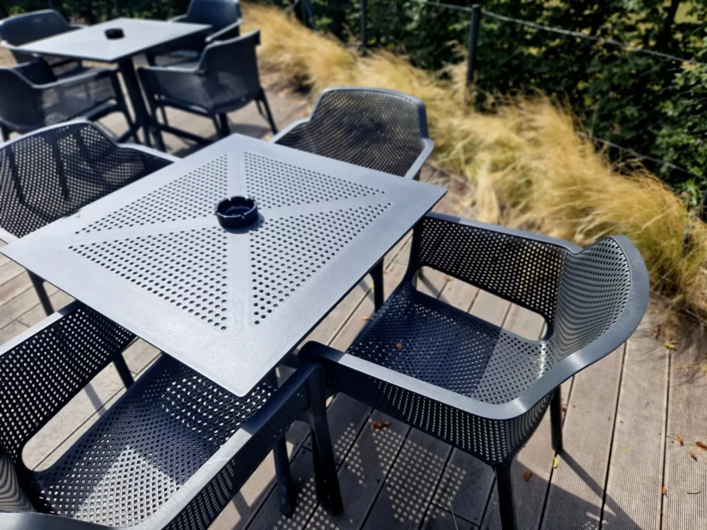 Table et chaises de terrasse en métal perforé