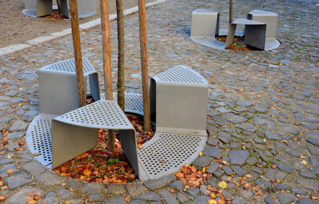 Bancs et entourages d'arbres en tôle perforée