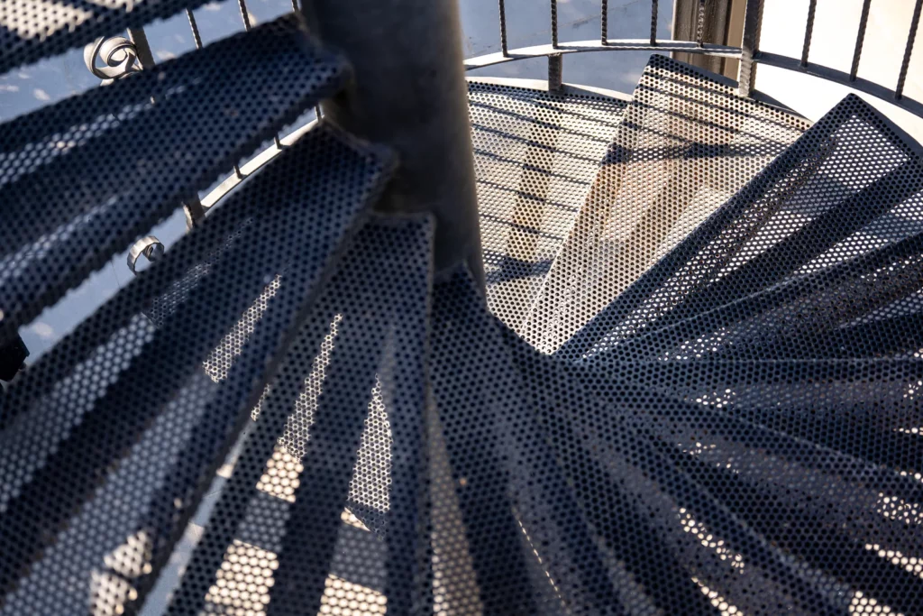 Escalier hélicoïdal à marches en tôle perforée