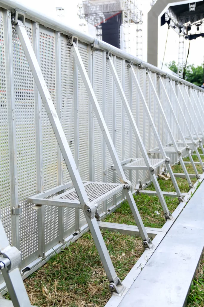 Barrières de sécurité à panneaux perforés