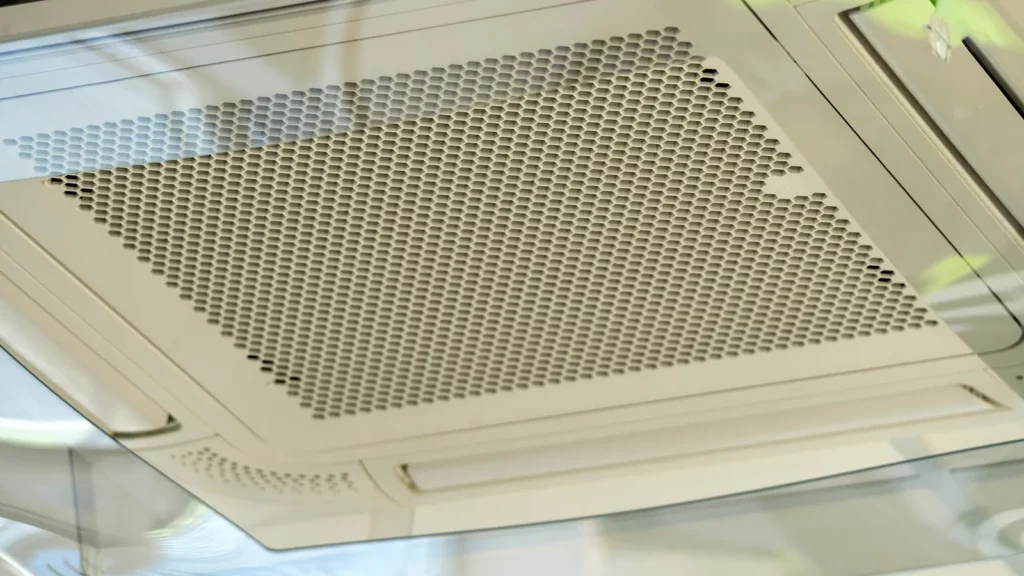 Grille perforée d'un climatiseur plafonnier