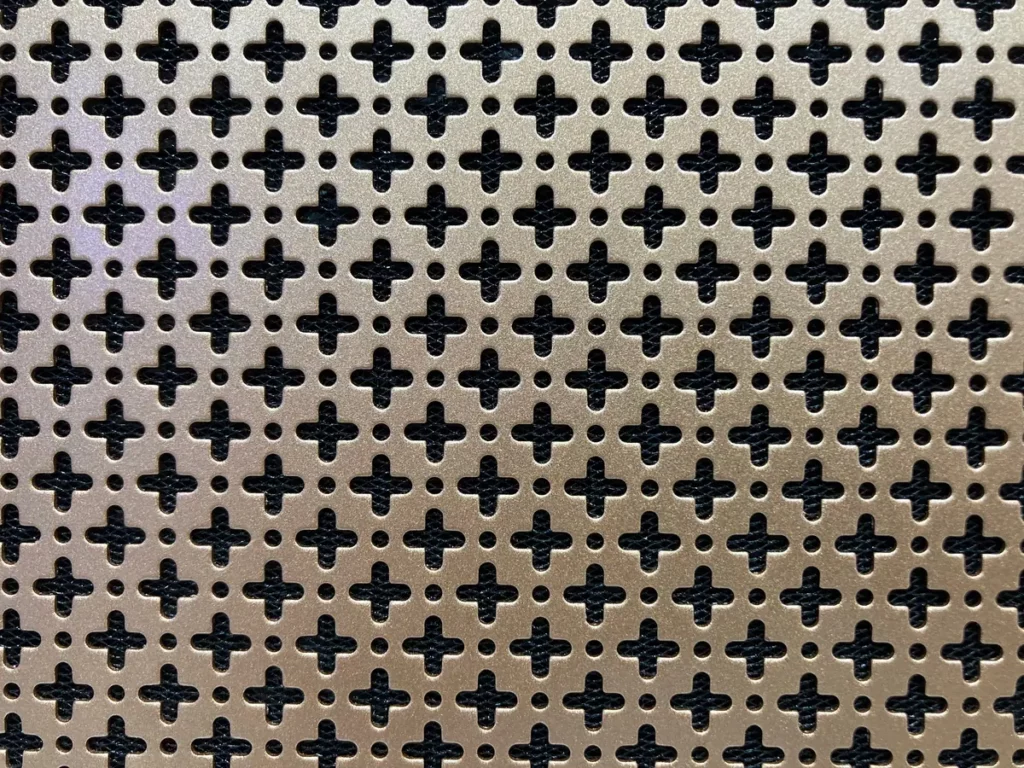 Tôle perforée à motif de croix