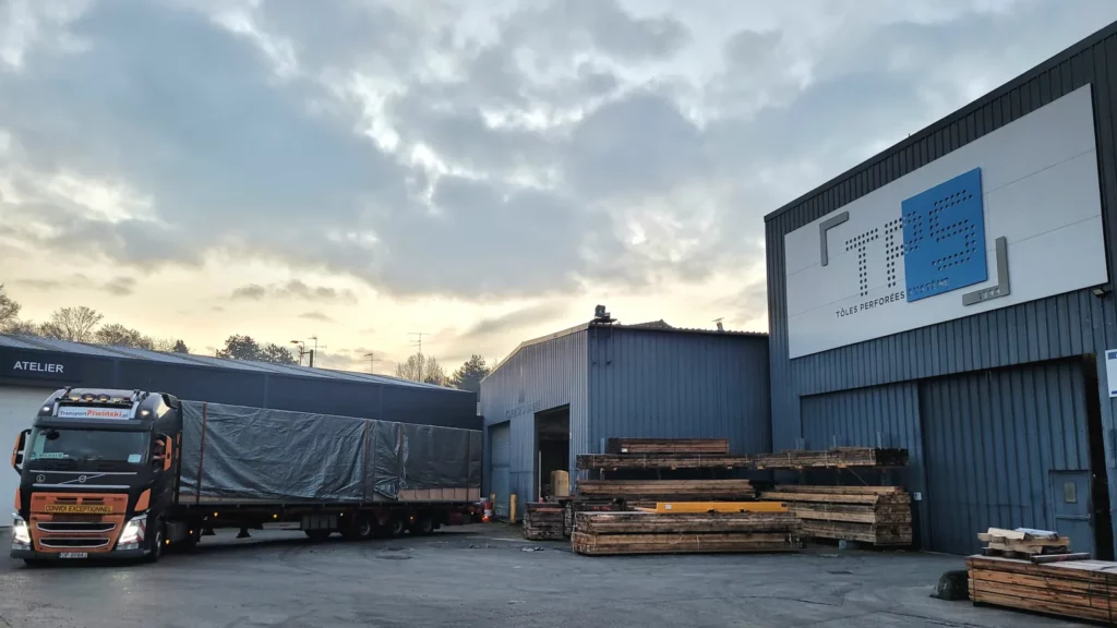 Semi-remorque à quai devant l’atelier TPS pour un chargement
