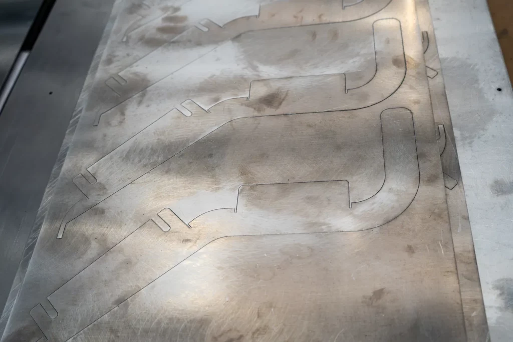 Pièces de tôlerie aux contours courbes découpées au laser