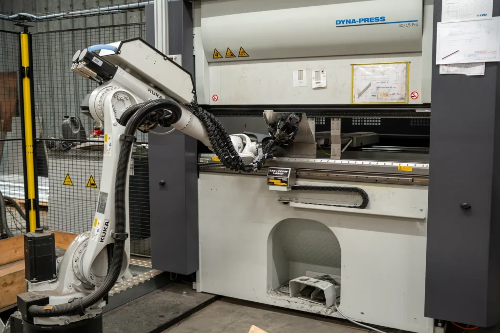 Presse plieuse robotisée de TPS
