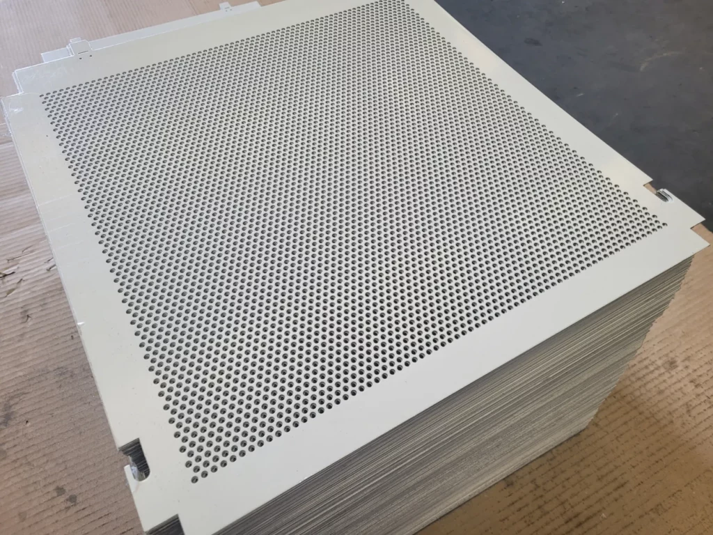 Pile de panneaux métalliques perforés découpés et encochés