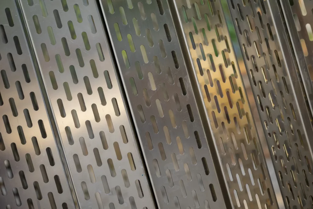 Tôles à perforations oblongues