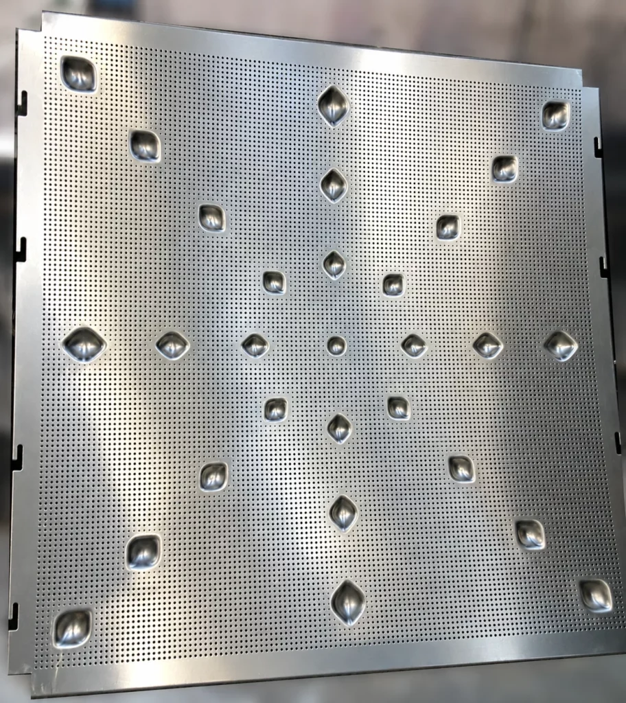 Geperforeerde en diepgetrokken aluminium plaat met vijf verschillende geometrieën