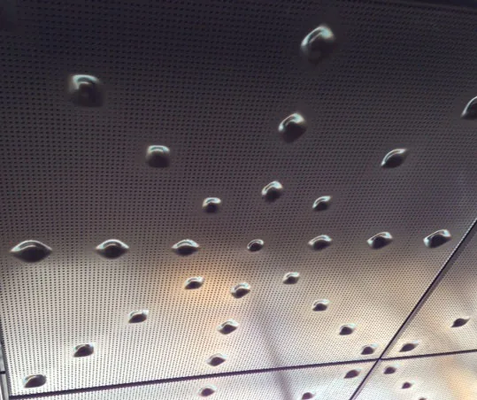 Plafond in geperforeerde en diepgetrokken plaat van het hotelproject