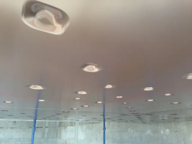 Diepgetrokken vormen van onderaf gezien op het metalen plafond