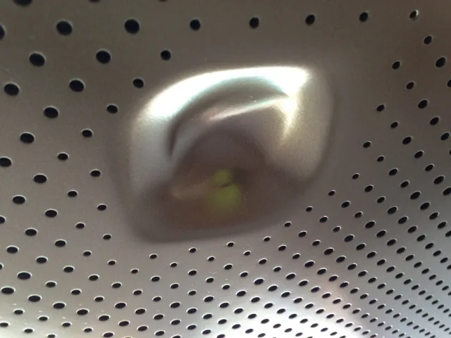 Close-up van een diepgetrokken vorm en de perforatie R5U12