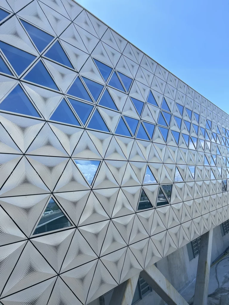 Façade en aluminium perforé à effet pointe de diamant, extension de l’aéroport de Nice
