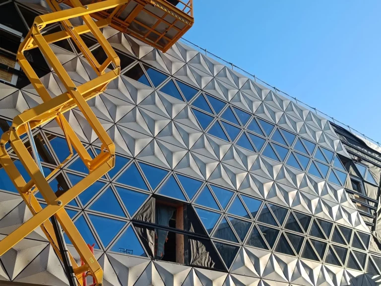 Pose de la façade perforée depuis une nacelle