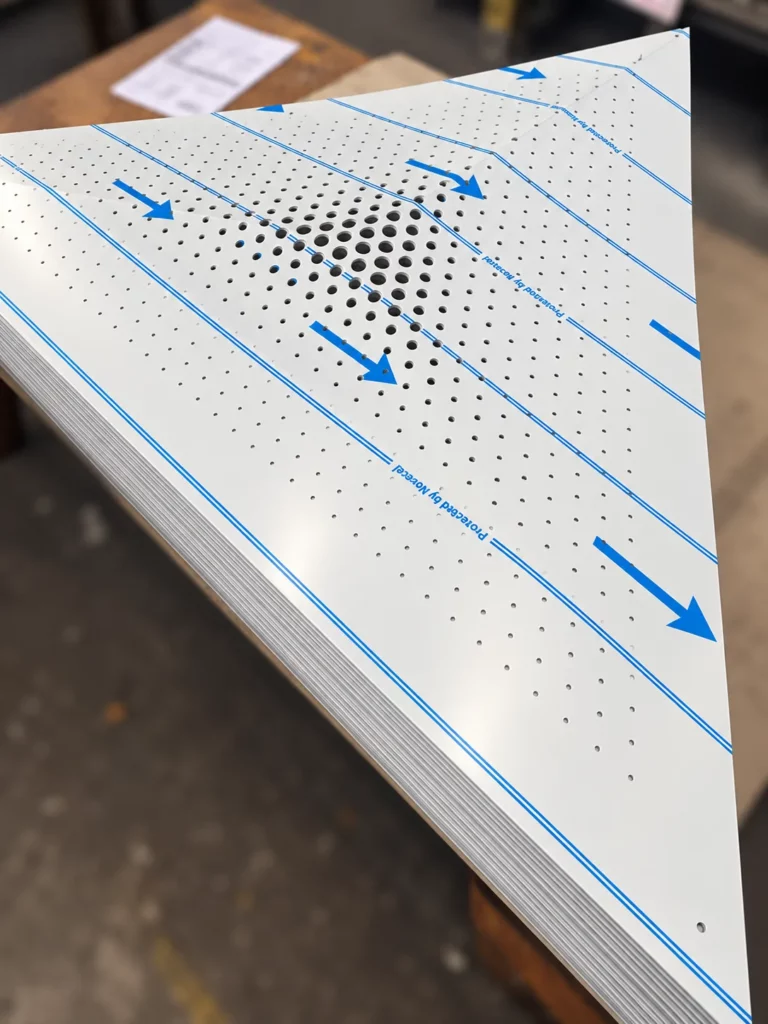 Détail du dégradé de perforation sur la tôle aluminium