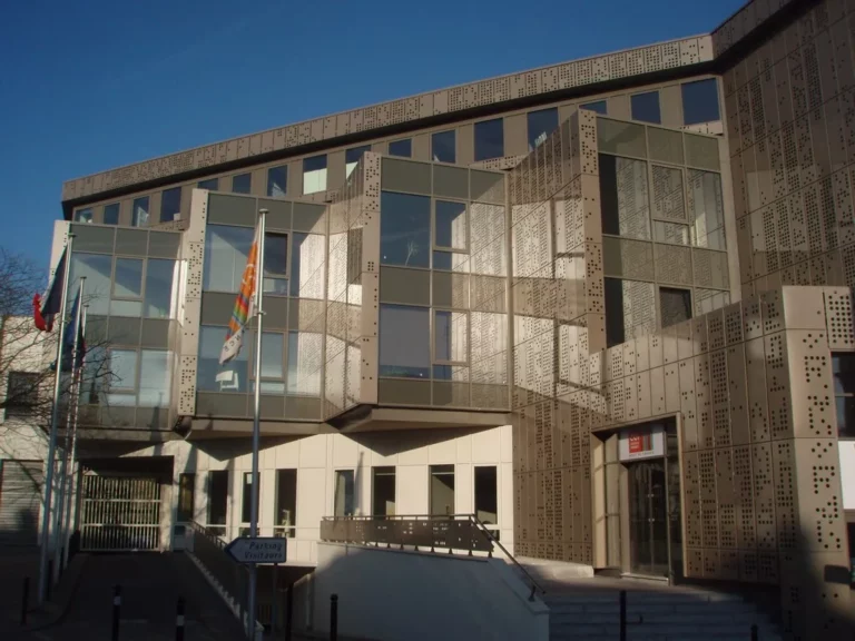 Façade perforée et thermolaquée de la CCI de Valenciennes