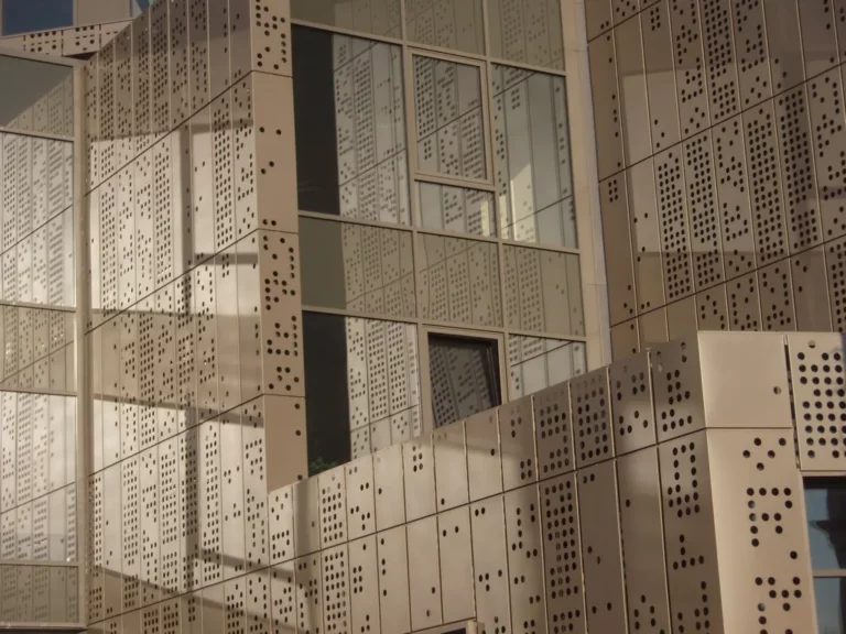 Detail van de geperforeerde panelen van de gevel van de CCI Valenciennes