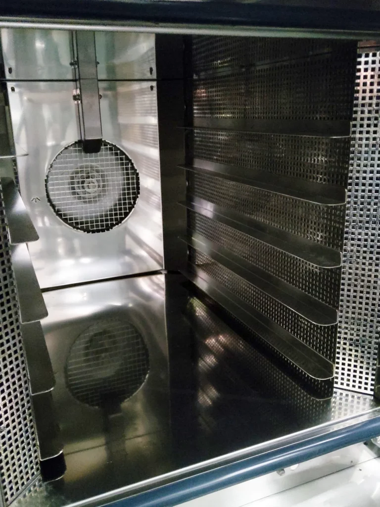 Four de cuisson professionnel équipé de tôles perforées inox