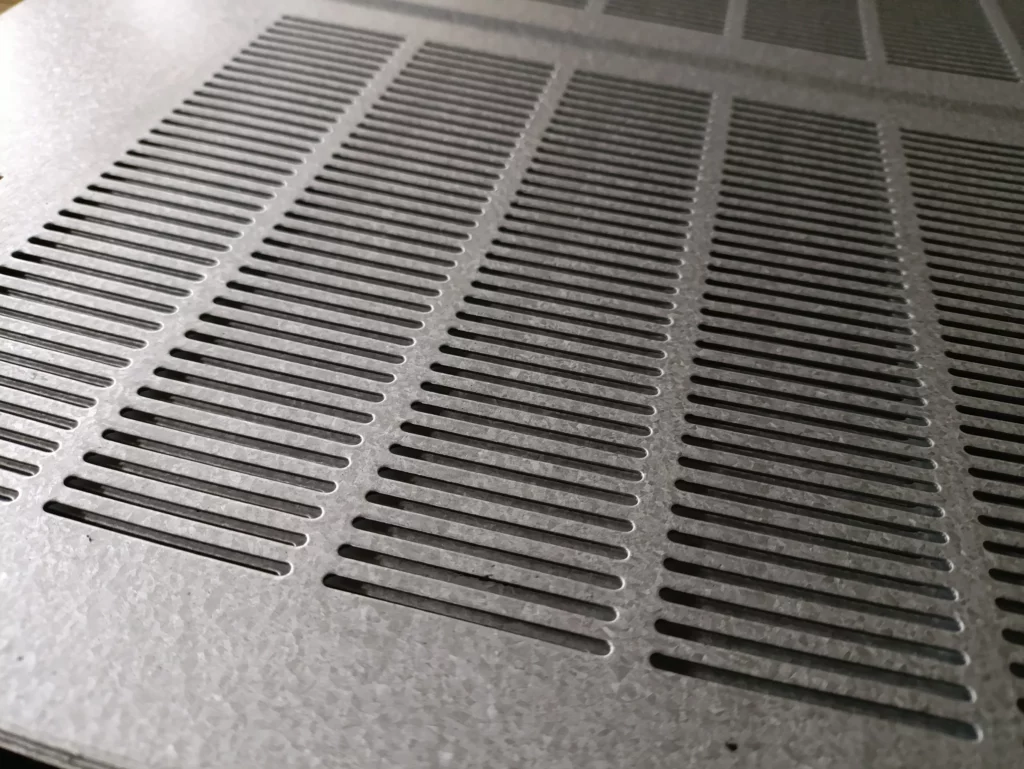 Tôle poinçonnée à perforations oblongues